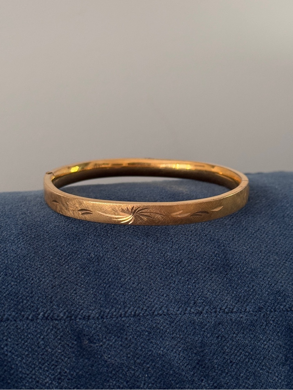 Vintage Carl ART 1/20 12KT Gold Filled
Satin Finish and Engraved Bangle Bracelet